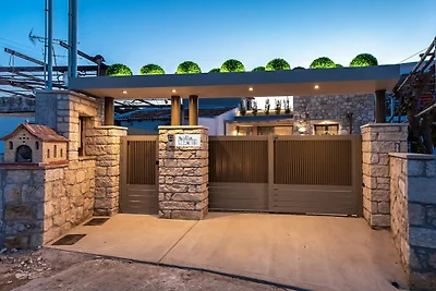 Villa in Gerani mit Swimmingpool