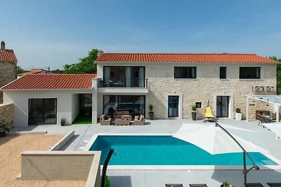 Villa in Kringa mit Schwimmbecken