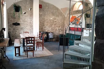 Appartamento su due livelli con camino e...