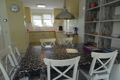Geräumiges Ferienhaus mit Sauna in Strandnähe