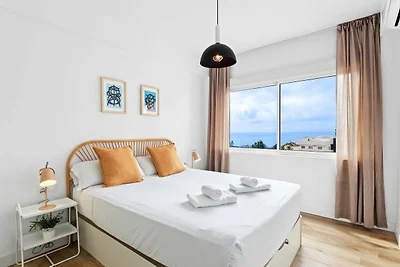 Soggiorno elegante con vista piscina e mare