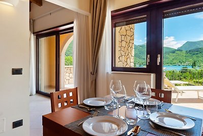 Geräumiges Ferienhaus in Scanno mit Garten