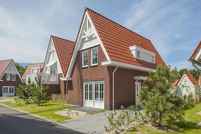 Luxe, statige villa met drie badkamers, 1 km.