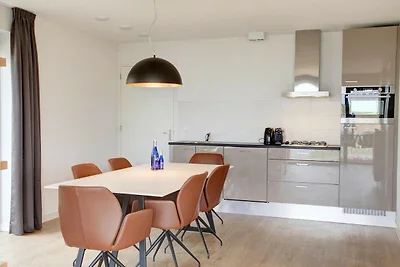 Villa am Wasser mit tollem Design