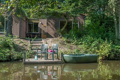 Gerestylede bungalow aan het water met eigen ...