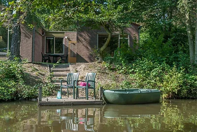Bungalow rinnovato sull'acqua con la propria ...