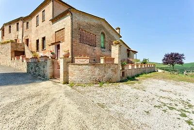 Abgelegenes Bauernhaus in Montalcino mit Pool