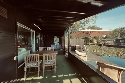 Domek w parku ze stawem wędkarskim