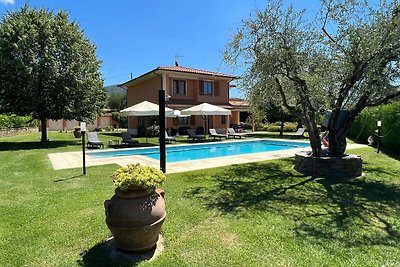 Villa seducente sulle colline toscane con...