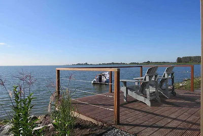 Modern chalet direct gelegen aan het...