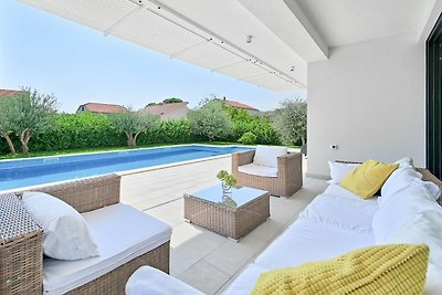 Moderne Villa mit privatem Pool und Terrasse