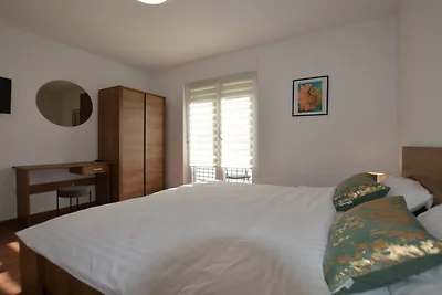 Warm and Welcoming Apartment with Balcony - T...