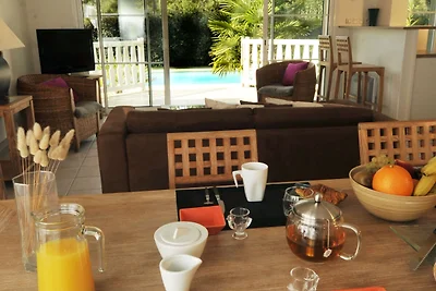 Villa mit Schwimmbad 2,2 km entfernt.