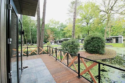 Modernes Ferienhaus mit dekorativem Kamin