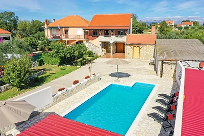 Villa in Policnik met zwembad