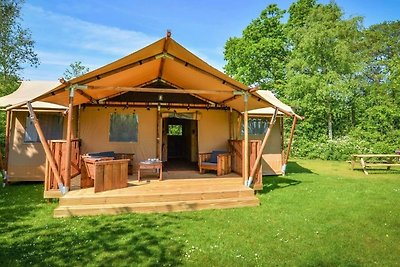 Bella tenda lodge con bagno, vicino a un lago