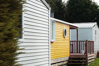 Einfaches Mobilheim mit Terrasse in Küstennäh...