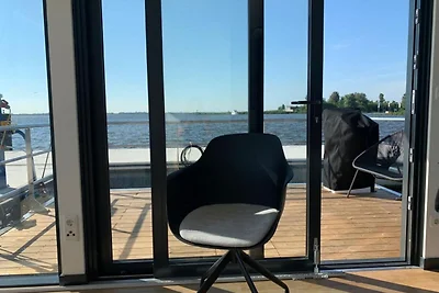 Hausboot in Offingawier mit Terrasse