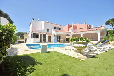 Schönes Ferienhaus in Vilamoura mit Grill