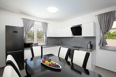 Moderne Villa mit Swimmingpool in Loborika