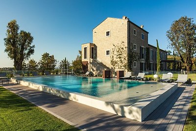 Luxuriöse Villa mit privatem Pool und zusätzl...