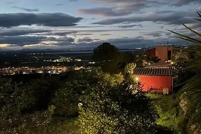 Case su una collina circondata da ulivi