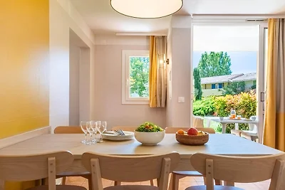 Elegante Unterkunft am Flussufer mit Balkon