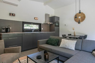 Modern chalet met wellness, op een vakantiepa...