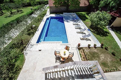 Moderna casa vacanze con piscina a Kakma