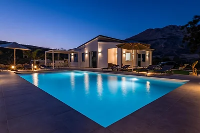 Großzügige Villa mit Hügelblick und Pool