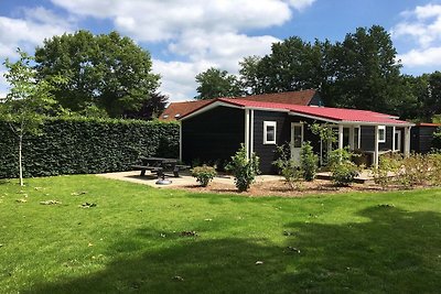 Chalet mit Gartenhaus in einem Ferienpark