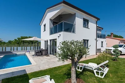 Villa in Zbandaj mit Schwimmbecken