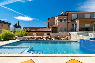Luxuriöse Villa in Valtura mit privatem Pool