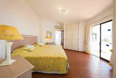 Modernes Ferienhaus in Quarteira mit...
