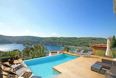 Haus mit großem Garten und privatem Pool