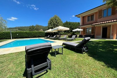 Villa seducente sulle colline toscane con...