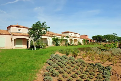 Villa estiva con terrazza o loggia, situata i...