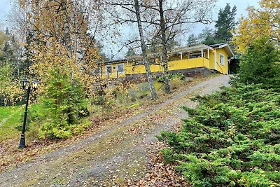 Gemütlicher Rückzugsort im Wald mit Whirlpool