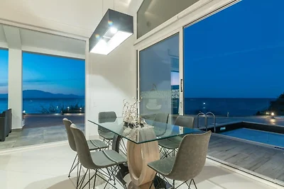 Villa con Jacuzzi, piscina e vista a Tragaki