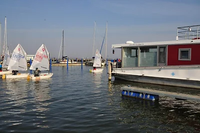 Casa galleggiante nel porto della città di...