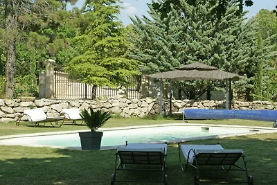 Villa con bellissimo giardino recintato