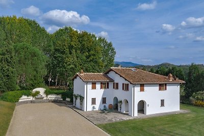 Erholsames Ferienhaus in Reggello mit Pool