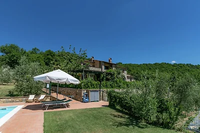 Spazioso agriturismo con piscina a Ficulle