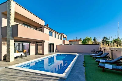 Spaziosa villa a Pola con piscina riscaldata