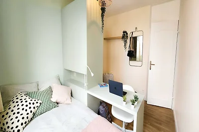 Camera accogliente in un accogliente appartam...