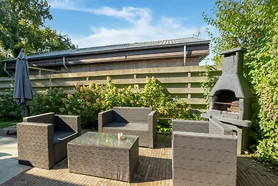 Schönes Ferienhaus in Baarland mit Terrasse