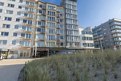 Studio met zicht op zee en casino.