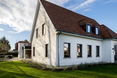 Bella villa a Koksijde con piscina coperta