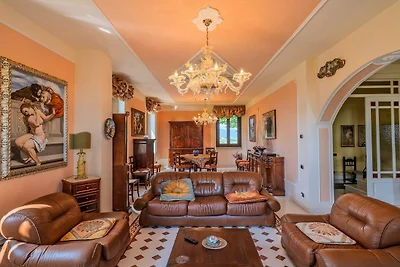 Lussuosa villa con grande piscina a Tolentino