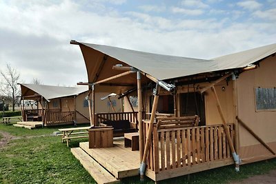 Glamping-Zelt mit Klimaanlage und Blick auf d...